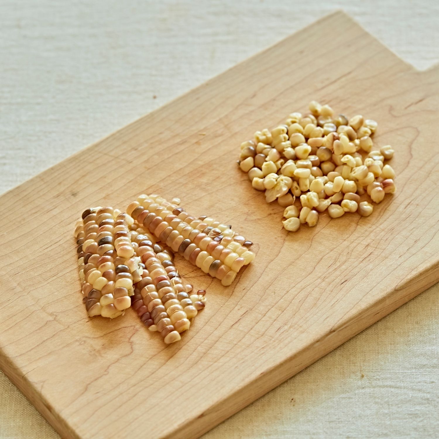 흑찰옥수수는 칼이나 손으로 알알이 떼주세요.