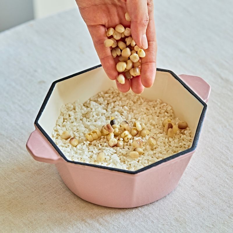 백미와 현미는 깨끗하게 씻어주세요. 냄비에에 쌀과 흑찰옥수수를 올린 후 물을 넣어주세요.