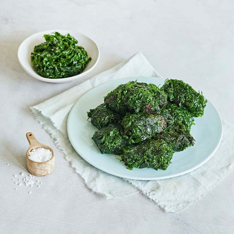 파래전을 위한 재료 이미지로 파래,송송 썬 홍고추,부침가루,물,소금 등으로 구성 되어있습니다.