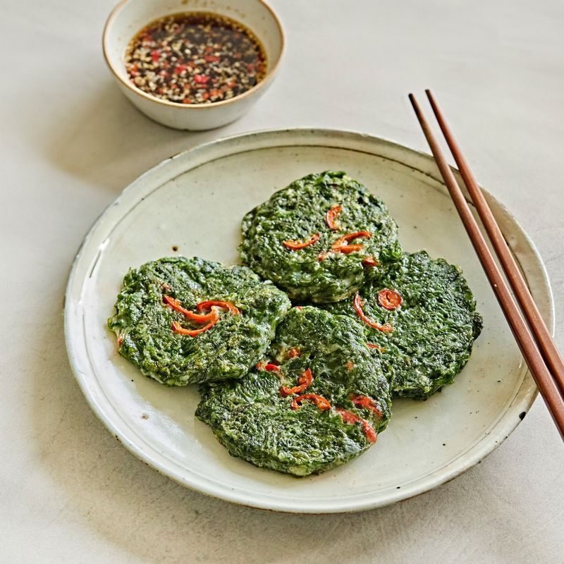 접시에 담아 기호에 따라 초간장을 곁들여 맛있게 즐겨주세요.