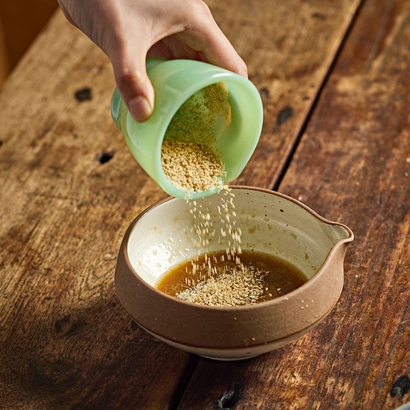 볼에 드레싱 재료를 섞어주세요.