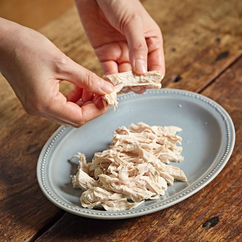 닭가슴살은 결대로 굵게 찢은 후 소금, 후춧가루를 넣어 밑간을 해주세요.