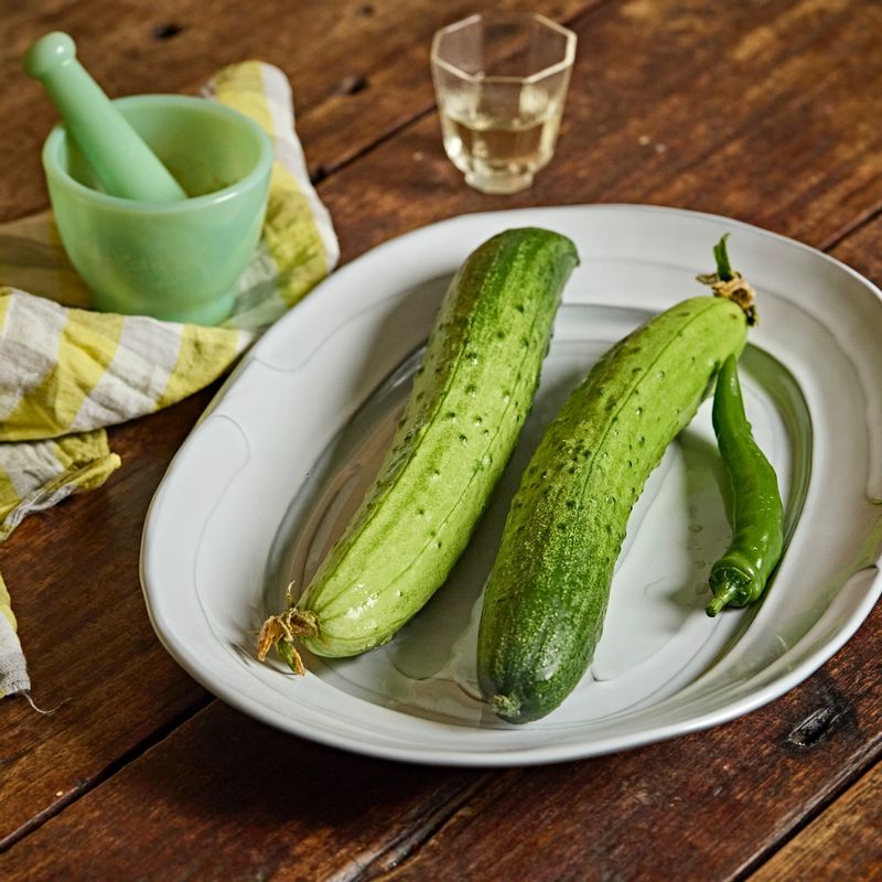 오이탕탕이을 위한 재료 이미지로 오이,청양고추 등으로 구성 되어있습니다.