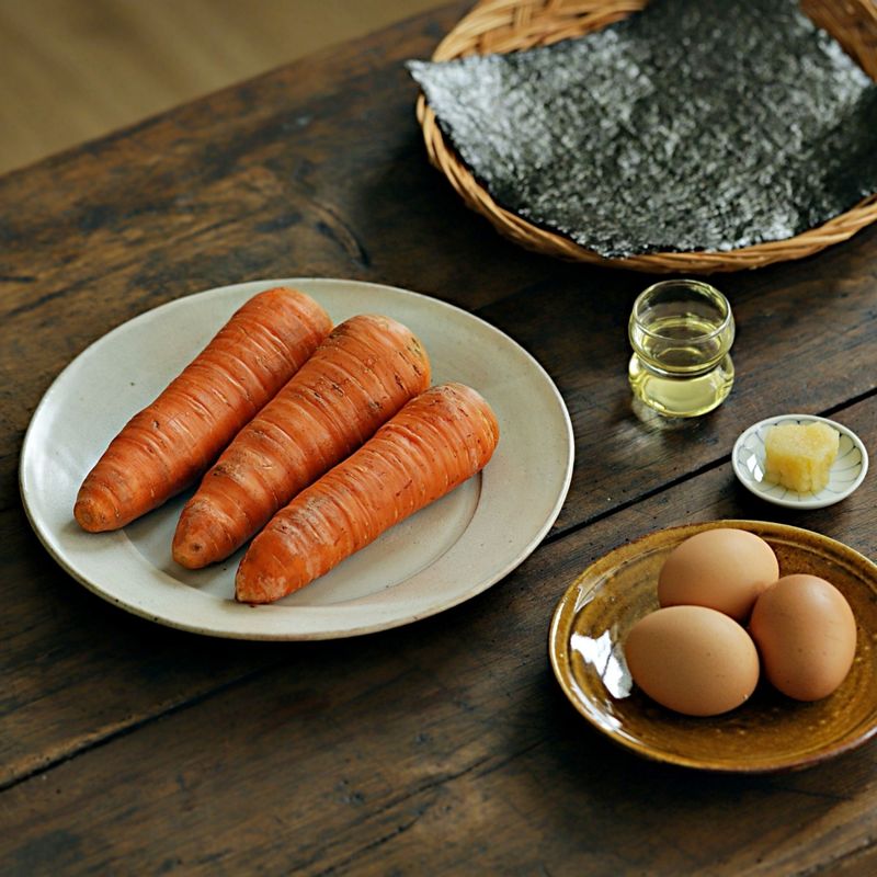 당근김밥을 위한 재료 이미지로 당근,달걀,밥,김밥 김,다진마늘 등으로 구성 되어있습니다.