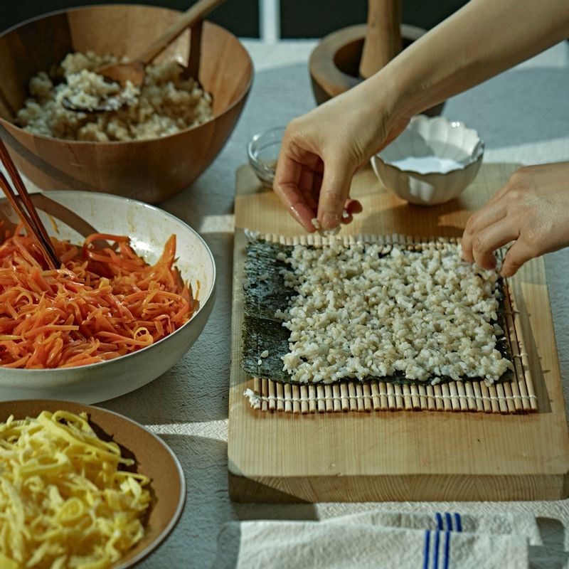 김밥 김에 밥을 얇게 펼치고 볶은 당근과 달걀을 넣고 말아주세요.