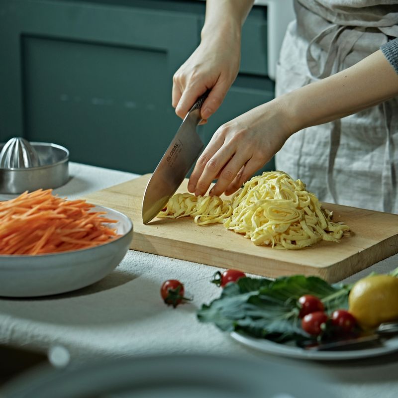 볼에 달걀을 풀고 소금을 넣어 섞은 후 달군 팬에 기름을 약간 두르고 달걀물을 부어 지단을 만들어주세요. 한김 식힌 후 지단을 채썰어주세요.