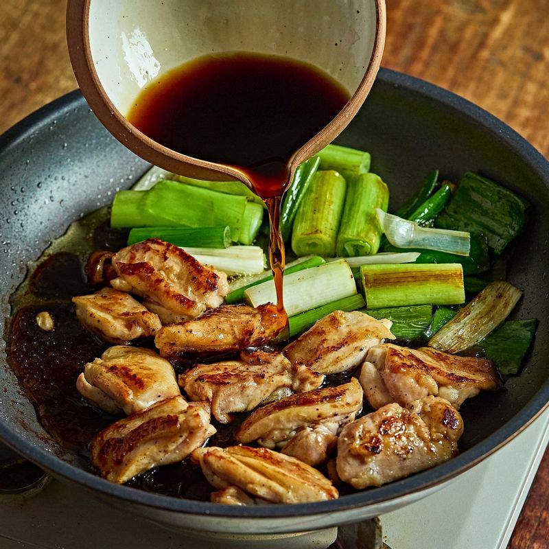 닭고기가 익으면 양념 재료를 붓고 졸이듯이 익혀주세요.