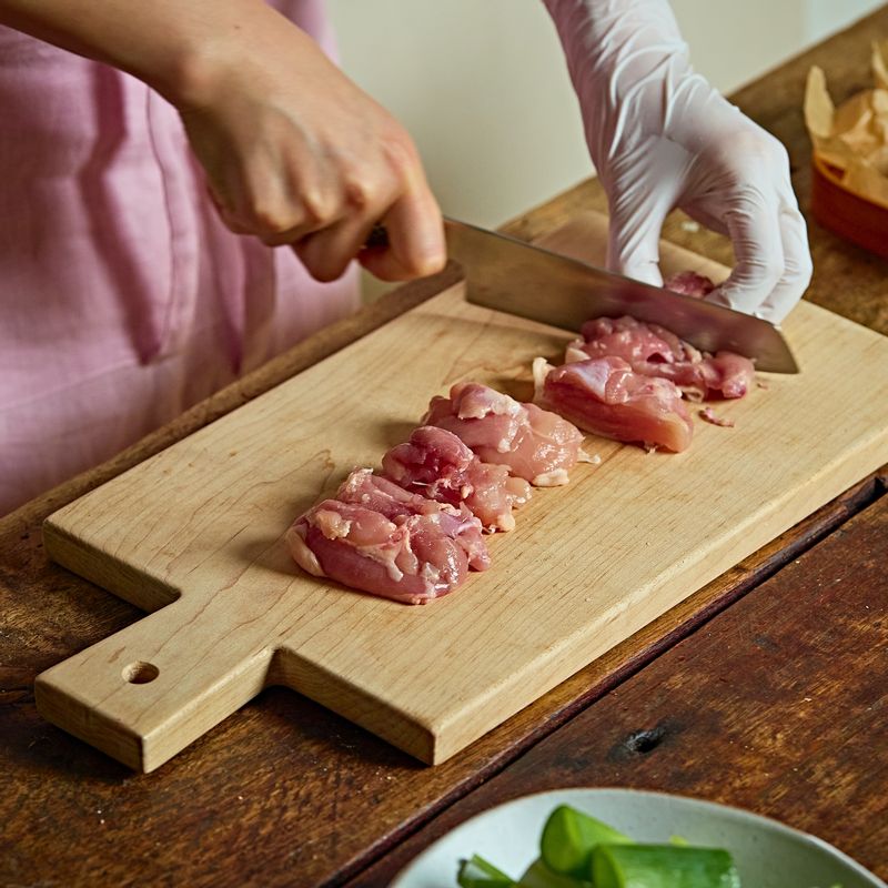 닭고기는 한 입 크기로 썰고 밑간 재료를 넣어 밑간을 해주세요.