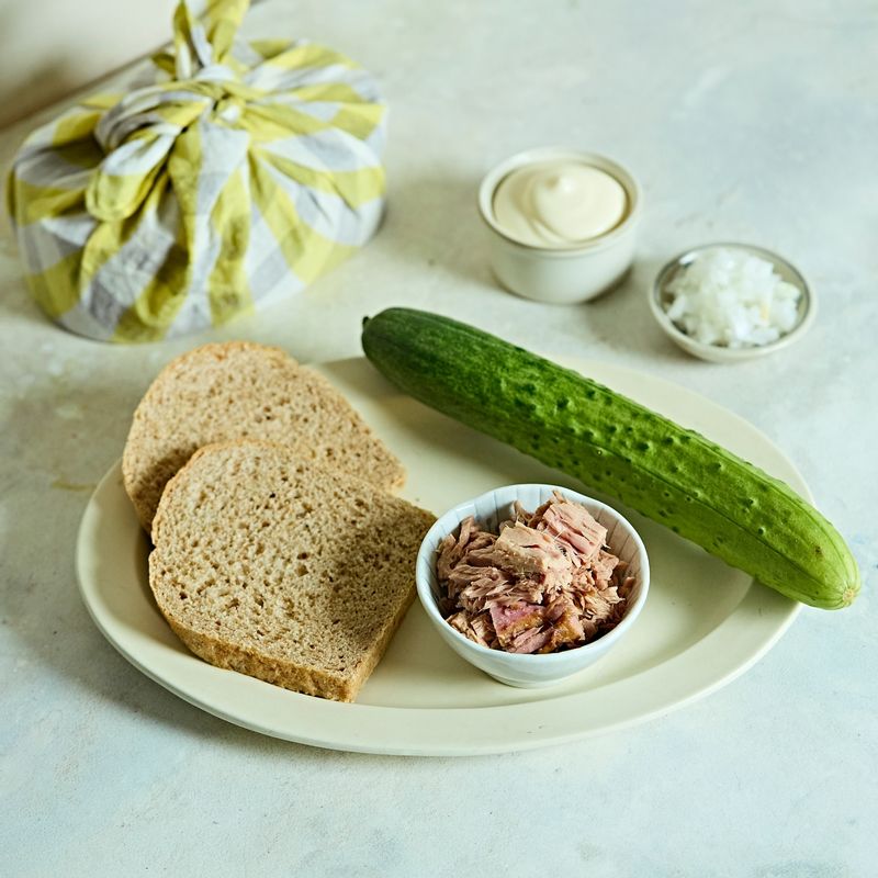 오이참치샌드위치 을 위한 재료 이미지로 오이,참치캔,곡물식빵,소금 등으로 구성 되어있습니다.