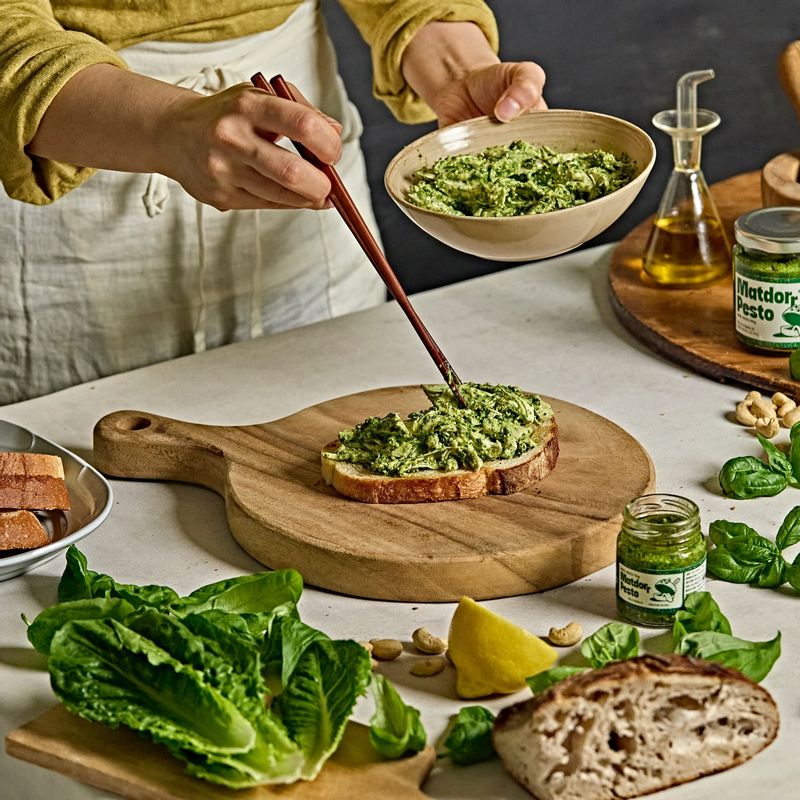 빵에 닭가슴살과 로메인 상추를 넣어 완성해 주세요.