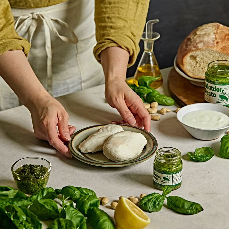 바질페스토 닭가슴살 샌드위치을 위한 재료 이미지로 바질페스토,삶은닭가슴살,그릭요거트,레몬즙,샌드위치용 빵 등으로 구성 되어있습니다.