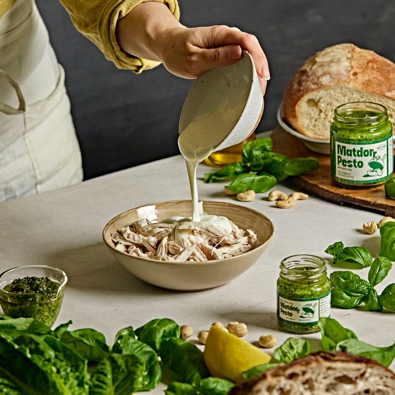 닭가슴살에 바질페스토와 그릭 요거트, 레몬즙을 넣고 섞어주세요.