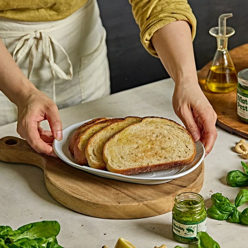 빵은 반으로 갈라 안쪽면을 살짝 구워주세요.
