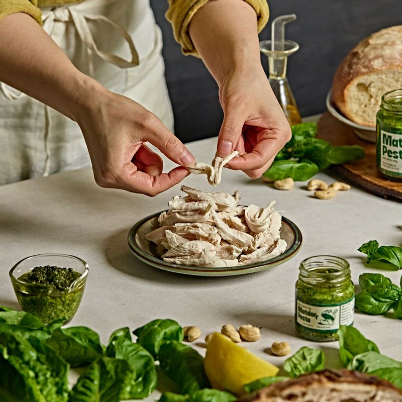 삶은 닭가슴살은 먹기 좋게 찢어주세요.