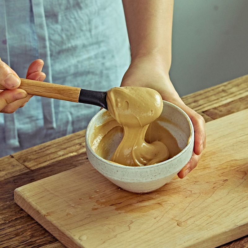 볼에 땅콩소스재료를 섞어주세요. 물은 농도를 보면서 넣어주세요.