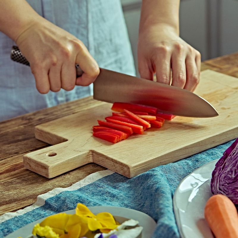 파프리카, 오이, 당근은 채 썰어주세요. 적채와 양파는 채썰어 소금을 약간 넣어 10분정도 절인 후, 물기를 짜준 후 절임재료를 넣어 버무려 주세요.