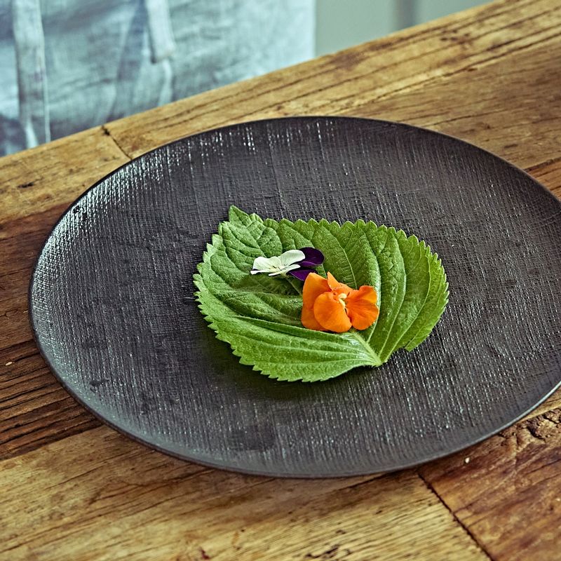 깻잎 위에 식용꽃 올리고 라이스페이퍼를 올린 후, 뒤집어서 재료를 올려 먹기 좋은 크기로 돌돌 말아주세요.
(tip.상추보다는 깻잎이 모양을 잘 잡아줘서 좋아요)
(tip.속재료를 꾹 누르면서 말아주세요. 옆쪽도 잘 접은 후 힘있게 말아주세요.
그래야 단면이 예쁘게 나와요.)
(tip. 라이스페이퍼는 찬물을 사용해야 쉽게 찢어지지 않고 쫀쫀해요)
(tip. 접시나 도마 끝부분에 라이스페이퍼를 살짝 튀어나오게 얹어주면 말기 쉬어요)
(tip. 취향에 따라 좋아하는 재료를 추가해서 드셔도 좋아요)
(tip. 칼에 물을 묻혀서 썰면 깔끔하게 잘린답니다)