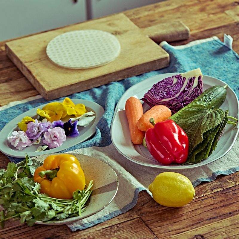 봄월남쌈을 위한 재료 이미지로 파프리카,달걀,당근,오이,적양배추 등으로 구성 되어있습니다.