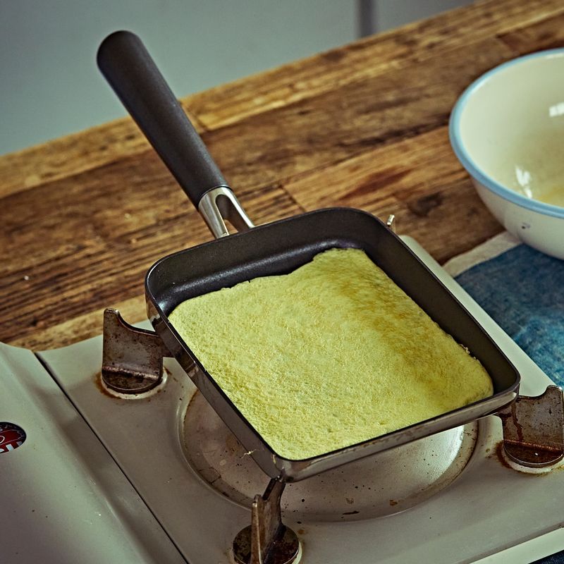 볼에 달걀과 약간의 소금을 넣어 섞어주세요. 달군 팬에 기름을 두른 후, 달걀물을 부어 지단을 만들어 주세요. 한 김 식힌 후 채썰어 주세요.