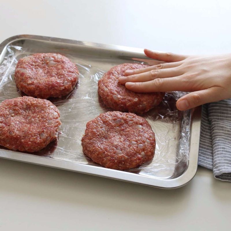 볶은 양파는 고기양념 재료와 섞어 충분히 치대고, 4등분하여 둥글게 빚고 가운데 부분을 살짝 납작하게 눌러주세요.
(Tip. 비닐 장갑에 기름을 묻힌 후 모양을 잡으면, 반죽이 달라 붙지 않아 모양을 매끈하게 만들 수 있어요.)