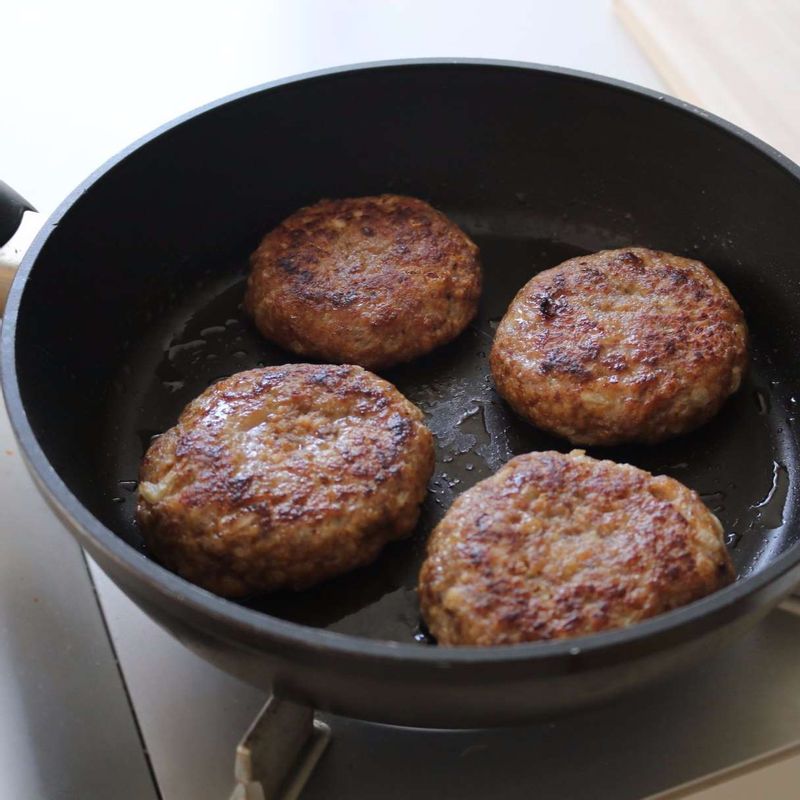 달군 팬에 기름을 두른 후 중불에서 양쪽 겉면을 노릇하게 익히고, 약불에서 팬의 뚜껑을 닫고 은근히 속까지 익혀주세요.