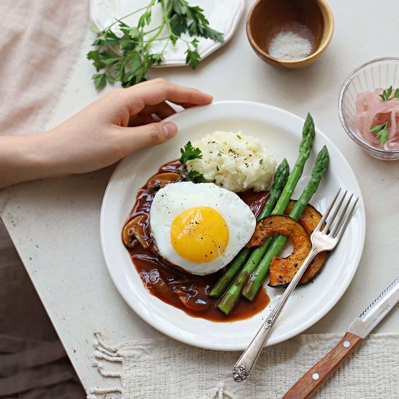 접시에 함박스테이크를 담고 소스를 올린 후 곁들임 채소를 담아주세요.(기호에 따라 반숙 달걀후라이를 얹어 드셔도 맛있답니다.)