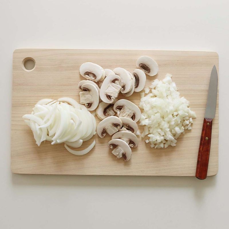 양송이는 편으로 썰고, 양파의 반은 채를 썰고 반은 다져서 준비해주세요.