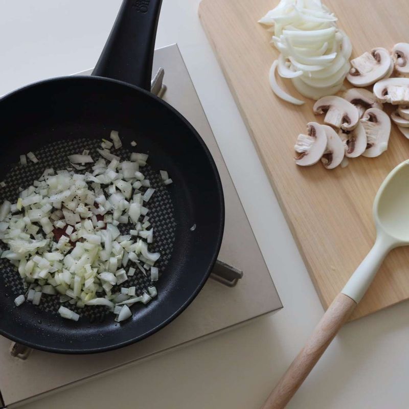 달군 팬에 약간의 올리브유를 두르고, 다진양파를 넣은 후 약간의 소금, 후추로 밑간하여 볶아 식혀주세요.
