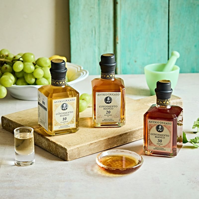 초간단 비빔국수을 위한 재료 이미지로 소면,오이,상추,깻잎,양파 등으로 구성 되어있습니다.