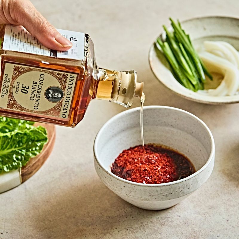 1. 소면은 삶아서 찬물에 헹궈주세요.
2. 오이, 상추, 깻잎, 양파는 채 썰어주세요.
3. 양념 재료를 섞어주세요.
4. 소면을 그릇에 담고 야채와 양념장을 올려주세요.