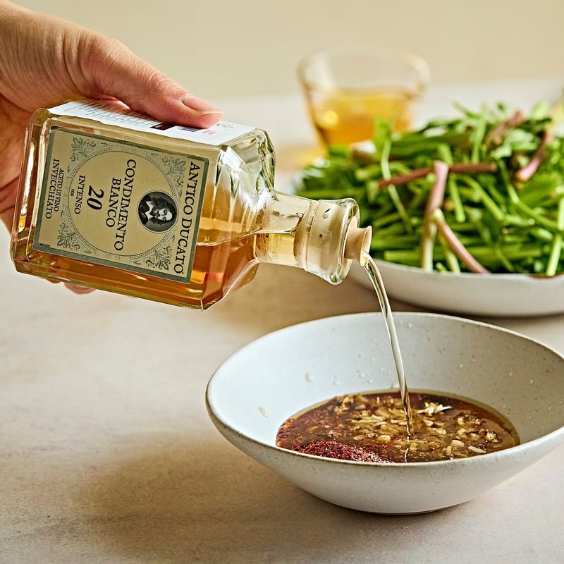 1. 미나리는 깨끗이 씻어 5센치 길이로 썰어주세요.
2. 양파는 얇게 채를 썰어주세요.
3. 양념 재료를 섞어주세요.
4. 미나리와 양파에 양념을 넣어 가볍게 버무려주세요.