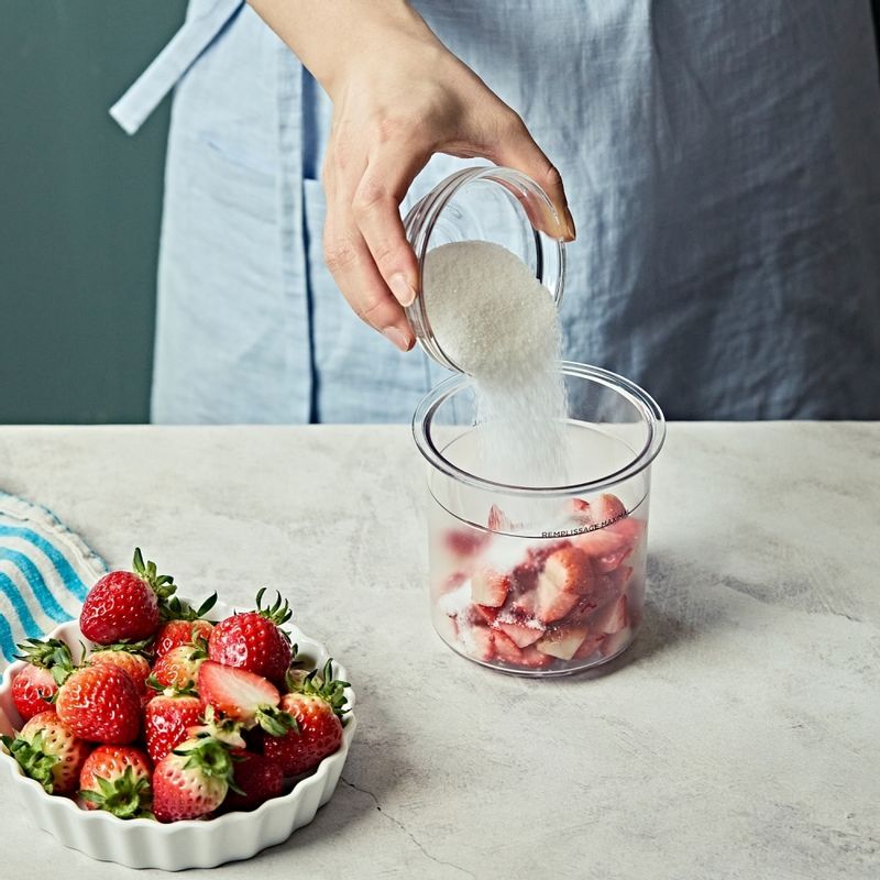 파운드컵에 다진 딸기와 설탕을 넣고 섞어주세요. (tip. 설탕이 녹도록 먼저 섞어두는 것이 좋아요)