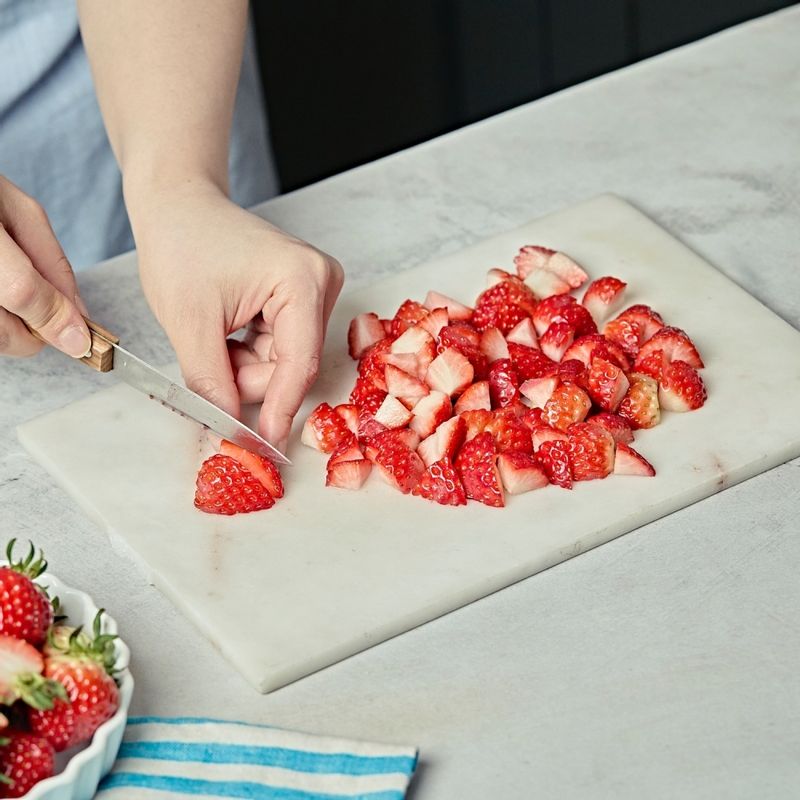 깨끗이 씻은 딸기는 과육을 작게 다져주세요.