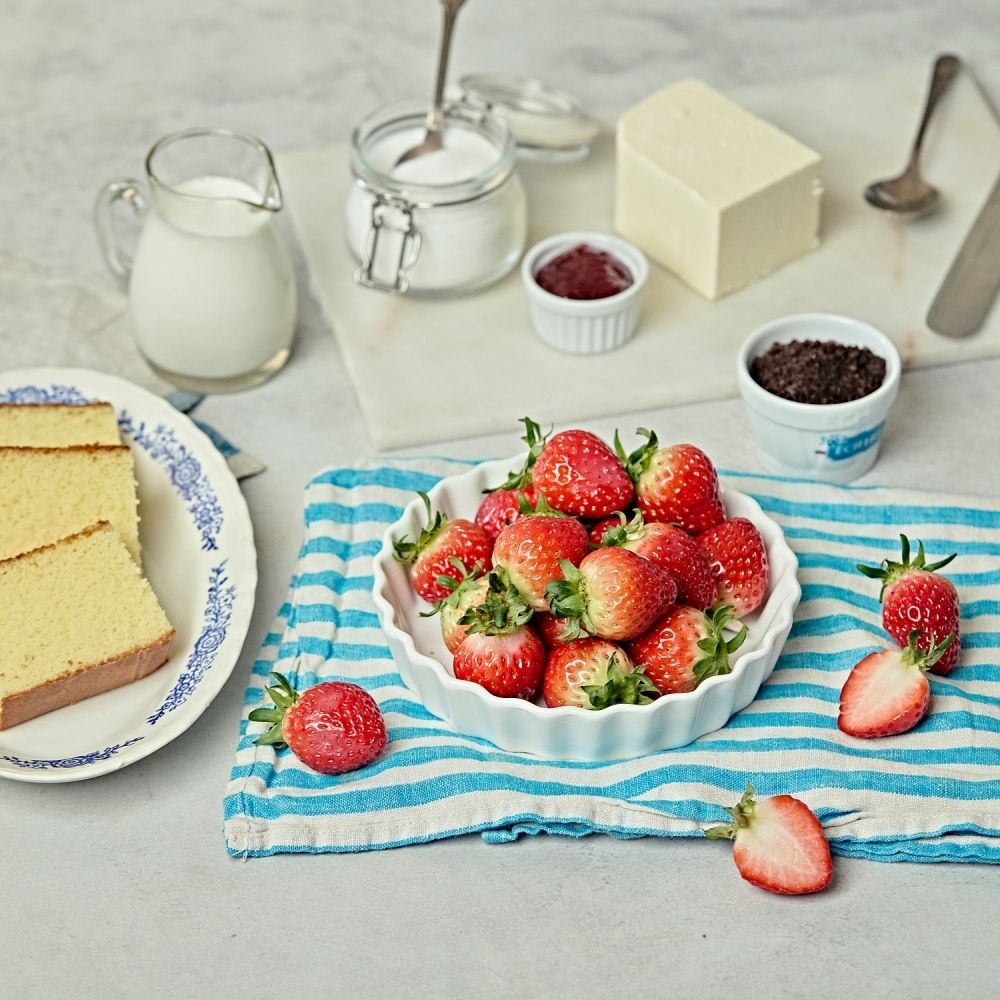 아이스크림 케이크을 위한 재료 이미지로 딸기,생크림,설탕,딸기잼 등으로 구성 되어있습니다.