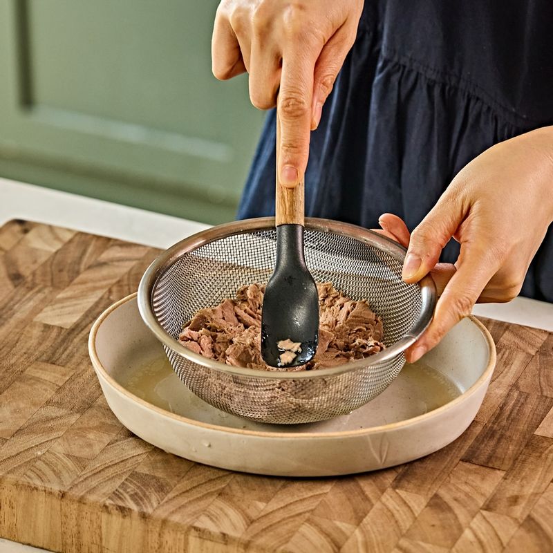 참치는 체에 받쳐 숟가락으로 꾹꾹 눌러가며 기름을 빼준 후, 참치 양념 재료를 넣어 버무려 주세요.
(tip. 개운한 맛을 원하시면 와사비나 청양고추를 더해 주세요)