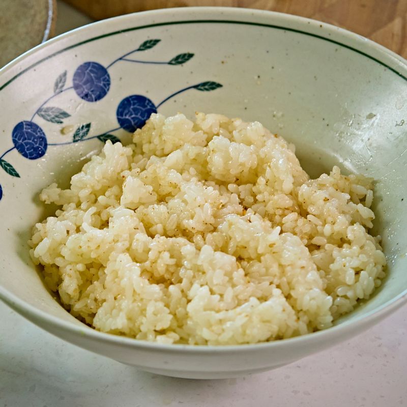 볼에 밥과 양념 재료를 넣어 골고루 섞어 주세요.