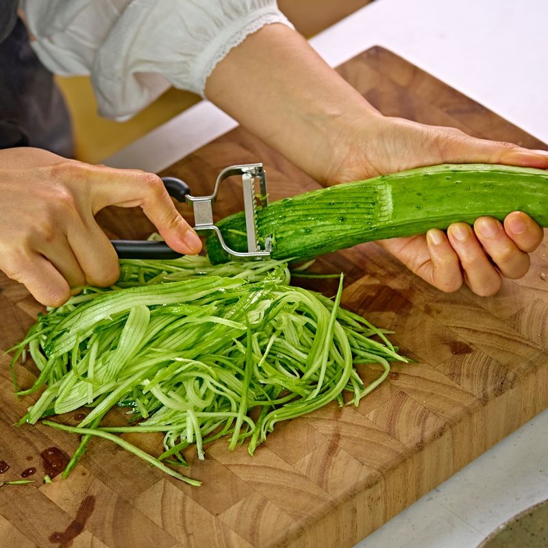 오이는 채칼로 썰어주세요.