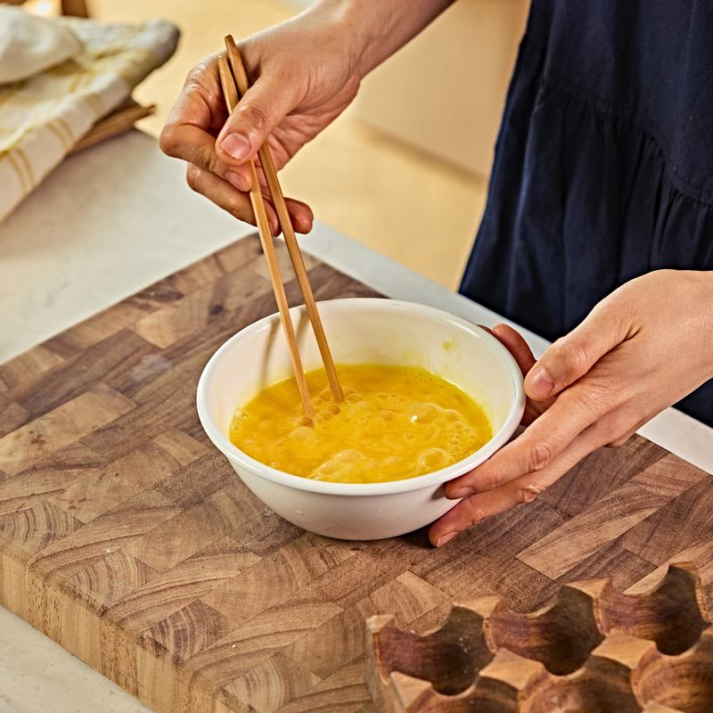 볼에 달걀과 소금을 넣어 풀은 후 달군팬에 기름살짝 두르고 달걀말이를 만들어주세요.
(tip. 체에 내려 만들면 더욱더 부드러운 달걀말이를 만들 수 있어요)