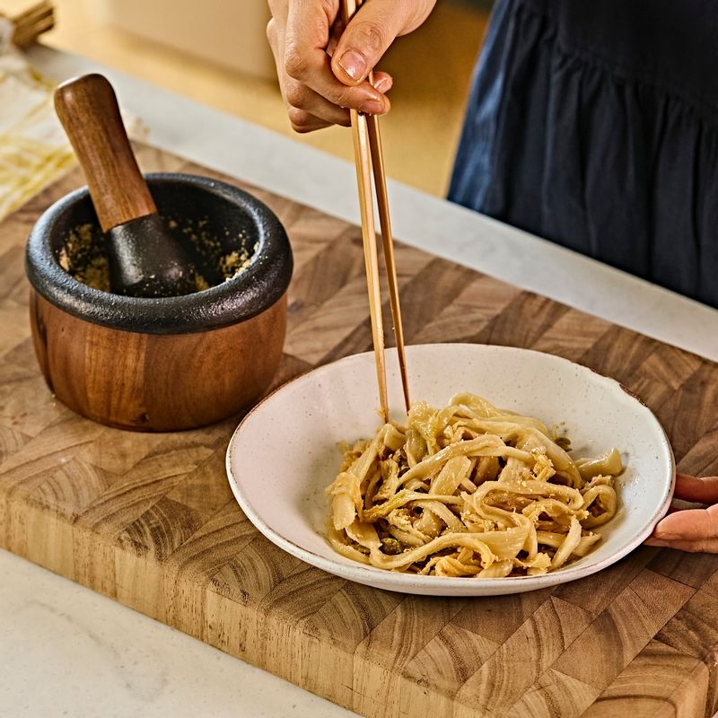 묵은지는 물에 씻은 후 꽉 짜 물기를 제거하고 채 썰어 주세요. 묵은지는 들기름과 깨소금에 버무려 주세요.