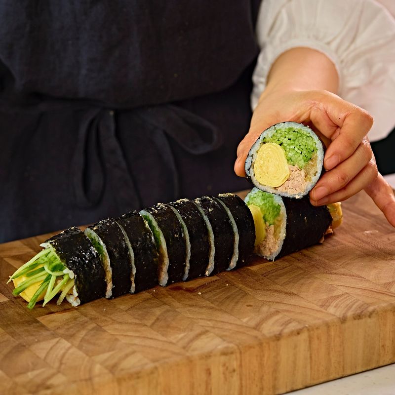김밥 위에 참기름을 바르고 먹기 좋은 크기로 잘라주세요. 으깬 통깨를 뿌린 후 맛있게 즐겨주세요.