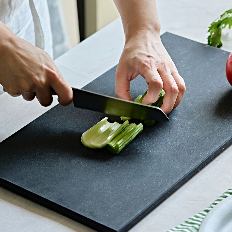 채소를 깨끗이 씻어 사방 2.5센치 크기로 손질해 주세요.