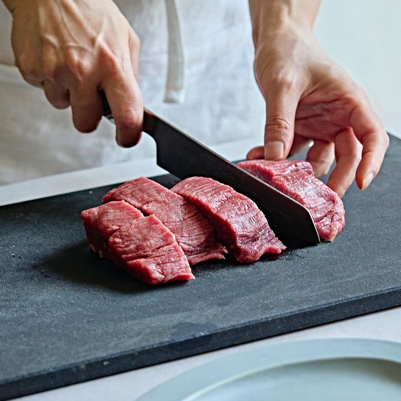 소고기는 사방 2.5센치 크기로 손질해 주세요.