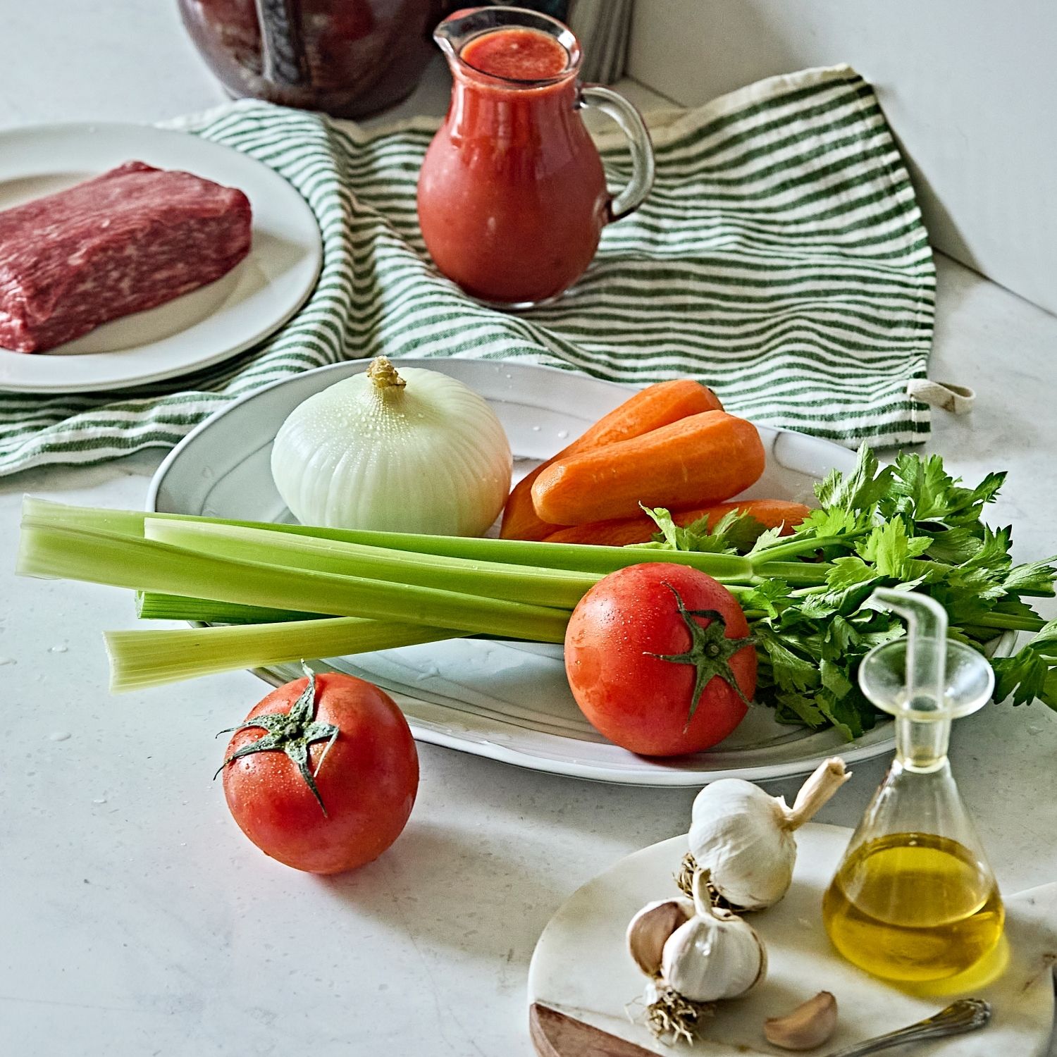 볼로네제 소스을 위한 재료 이미지로 양파,당근,샐러리,완숙토마토,토마토퓨레 등으로 구성 되어있습니다.