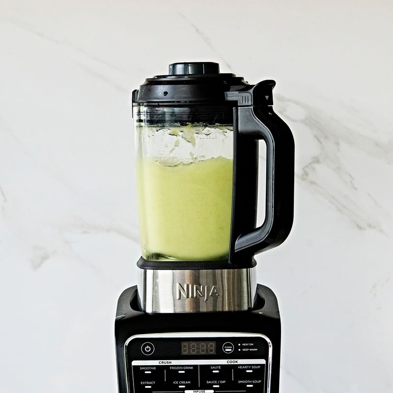 프로즌 음료 버튼을 눌러주세요.
(tip.뻑뻑해서 잘 갈리지 않을 땐 주스를 조금 더 넣어주세요)