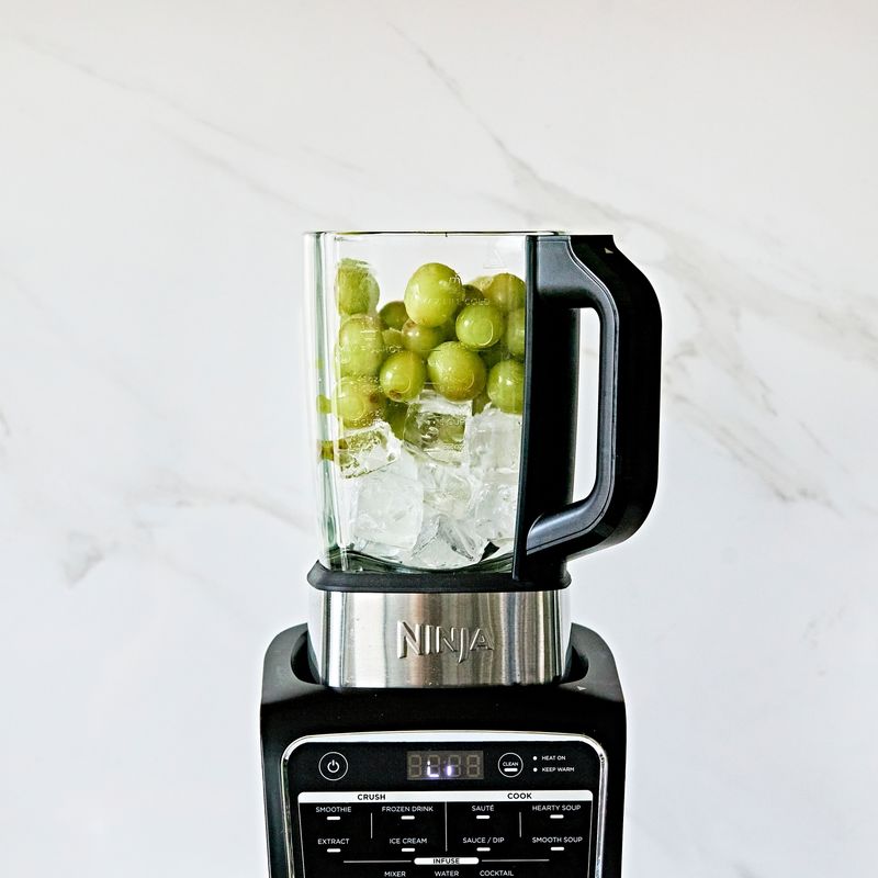 저그에 얼음-과일-주스 순으로 넣어주세요.
(tip. 주스는 슬러시에 단맛을 내주고 잘 갈릴 수 있도록 도와줘요)