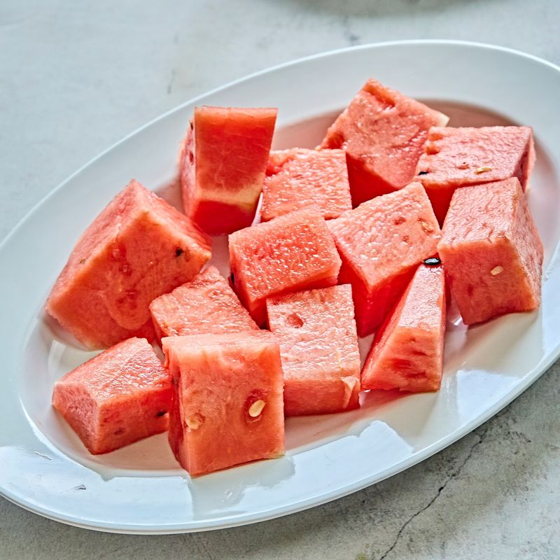 수박과 오렌지는 껍질을 벗겨 등분해 주세요. (tip. 과일은 취향에 맞게 선택하세요)