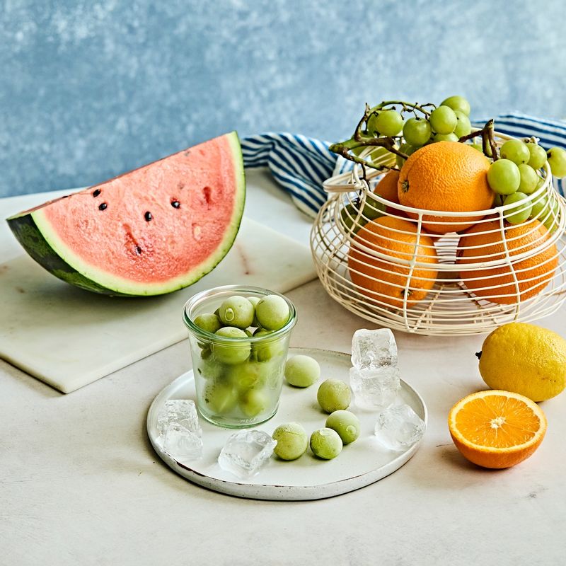 생과일 슬러시을 위한 재료 이미지로 과일 (얼린청포도, 수박, 오렌지 과육),얼음,사과즙(또는주스) 등으로 구성 되어있습니다.