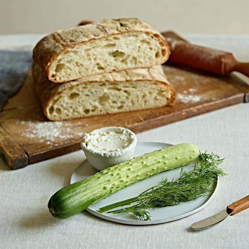 오이딜크림치즈 오픈토스트을 위한 재료 이미지로 슬랩브래드(사워도우),오이,딜,크림치즈,올리브오일 등으로 구성 되어있습니다.