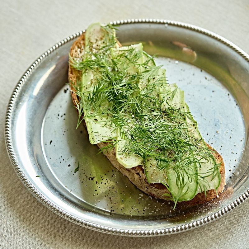 딜을 듬뿍 올리고 소금, 후추를 약간 뿌려 완성해주세요.