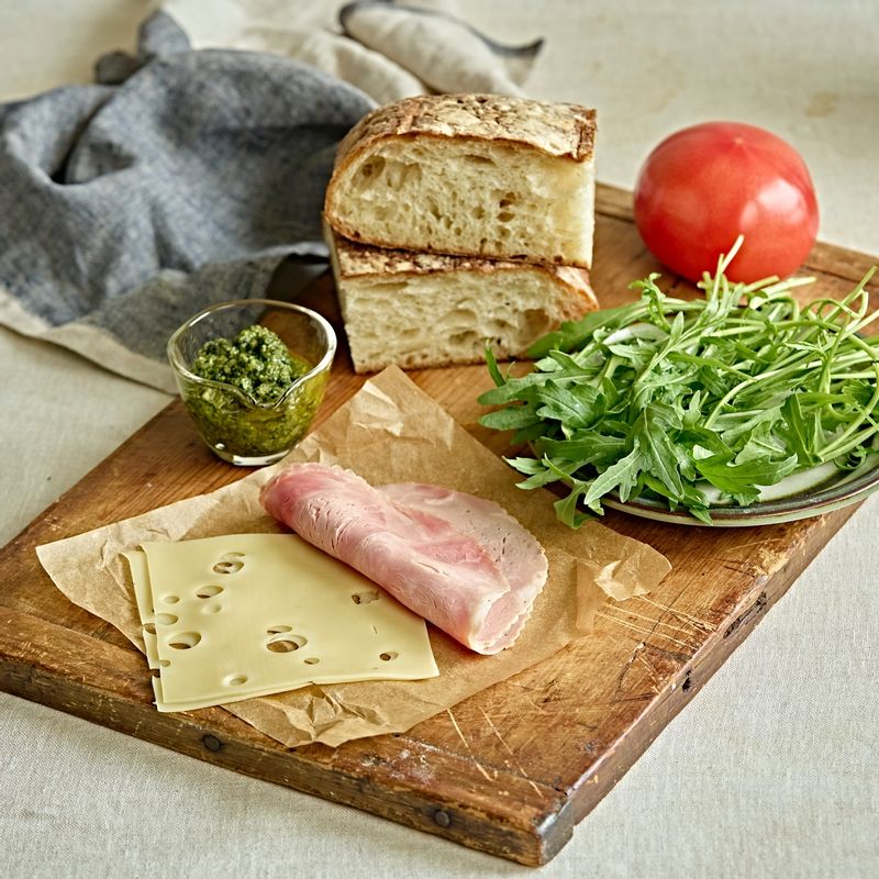 슬랩 샌드위치 을 위한 재료 이미지로 슬랩브래드(사워도우),잠봉,슬라이스 에멘탈치즈,토마토,루꼴라 등으로 구성 되어있습니다.